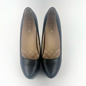 Classic Black Platform Heels with Stiletto Design